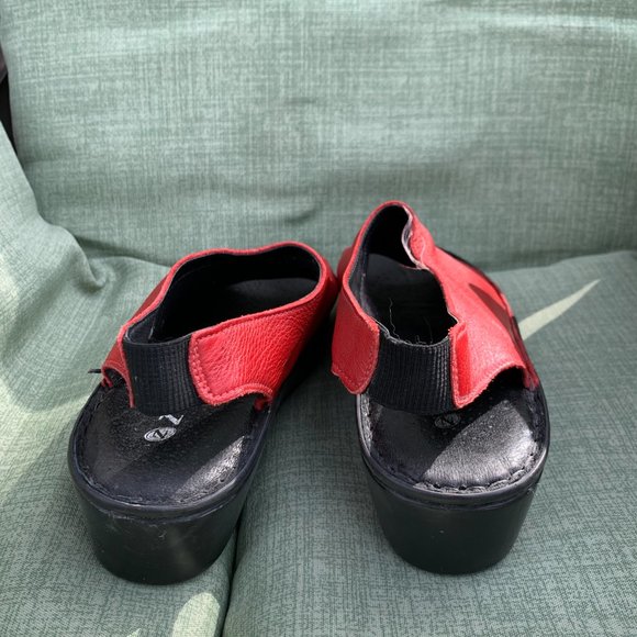 Zeeta Ladies size 42 Red Leather Open Toe Sandals with 1 1/2" Heel - Picture 3 of 7